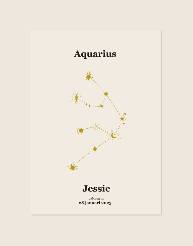 Een gepersonaliseerde poster met een zachte, crèmekleurige achtergrond. Centraal staat een elegante, goudkleurige illustratie van een sterrenconstellatie met sterretjes en maantjes. Bovenaan staat het sterrenbeeld "Aquarius" in een klassiek zwart lettertype, en onderaan staat de naam "Jessie" met daaronder de tekst "geboren op 28 januari 2023".