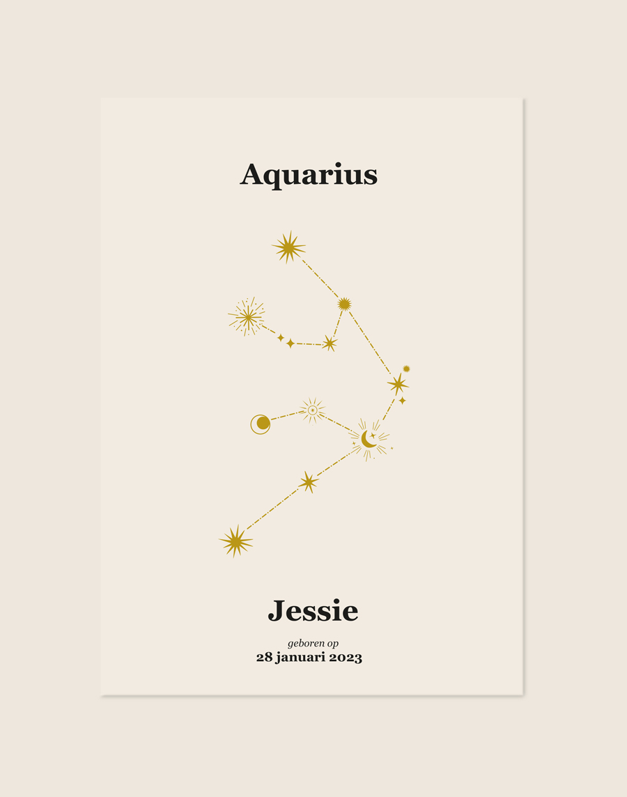 Een gepersonaliseerde poster met een zachte, crèmekleurige achtergrond. Centraal staat een elegante, goudkleurige illustratie van een sterrenconstellatie met sterretjes en maantjes. Bovenaan staat het sterrenbeeld "Aquarius" in een klassiek zwart lettertype, en onderaan staat de naam "Jessie" met daaronder de tekst "geboren op 28 januari 2023".