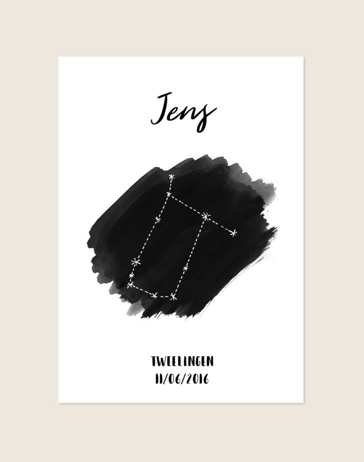 Een gepersonaliseerde poster met een helderwitte achtergrond. Bovenaan staat de naam "Jens" in een sierlijk, zwart handgeschreven lettertype. In het midden prijkt een krachtige, zwarte watercolor penseelstreek met daaroverheen de witte sterrenconstellatie van Tweelingen. Onderaan staat de tekst "TWEELINGEN" en de datum "11/06/2016" in een speels, modern zwart lettertype.