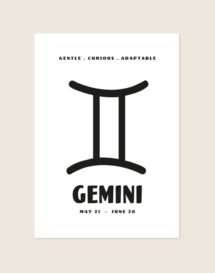 Een minimalistische witte poster met zwarte bedrukking. Bovenaan staan drie Engelse karaktereigenschappen. Centraal staat het symbool voor Tweelingen, met daaronder het woord 'GEMINI' in dikke letters en de geboortedata.