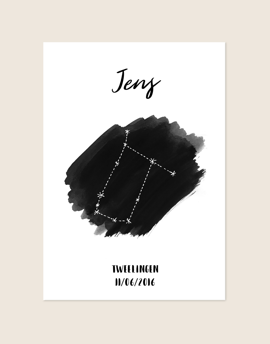 Een gepersonaliseerde poster met een helderwitte achtergrond. Bovenaan staat de naam "Jens" in een sierlijk, zwart handgeschreven lettertype. In het midden prijkt een krachtige, zwarte watercolor penseelstreek met daaroverheen de witte sterrenconstellatie van Tweelingen. Onderaan staat de tekst "TWEELINGEN" en de datum "11/06/2016" in een speels, modern zwart lettertype.