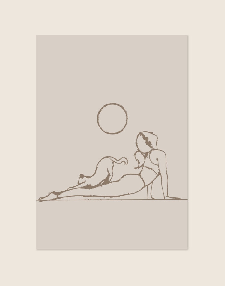 Een minimalistische line-art poster in warme beige- en bruintinten met een schetsmatige illustratie van een vrouw in een yoga-houding, met een kat die op haar rug stretcht onder een ronde zon.