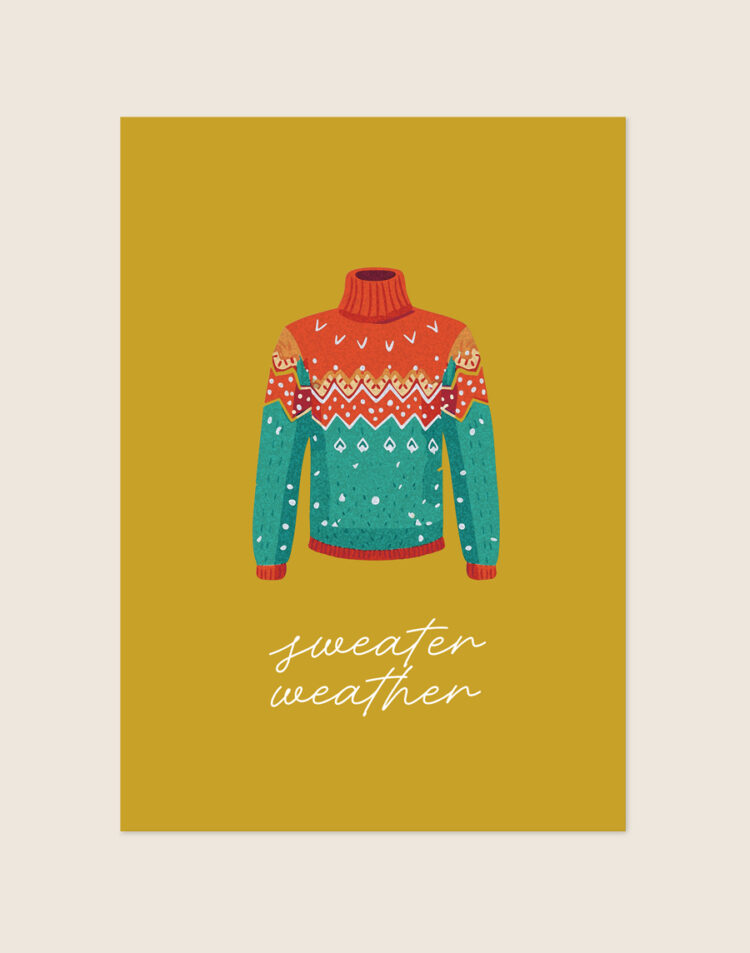 Okergele poster met een illustratie van een kleurrijke, gebreide wintertrui in rood en groenblauw, met de witte sierlijke tekst 'sweater weather', sfeervol opgehangen in een knusse woonkamer.