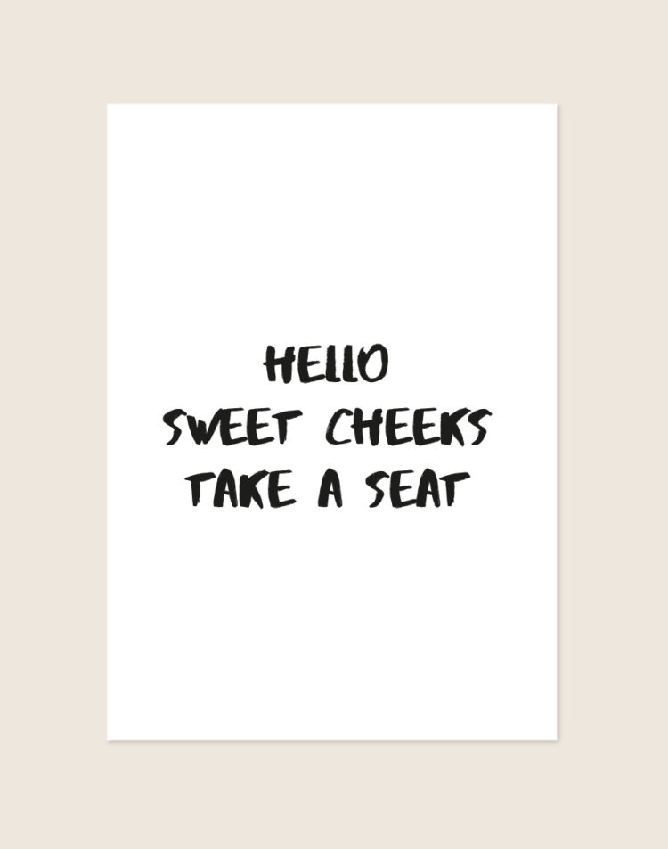Humoristische WC Poster Sweet cheeks met de tekst Hello sweet cheeks take a seat in zwarte handgetekende letters op een helderwitte achtergrond, sfeervol opgehangen in een ruimte.