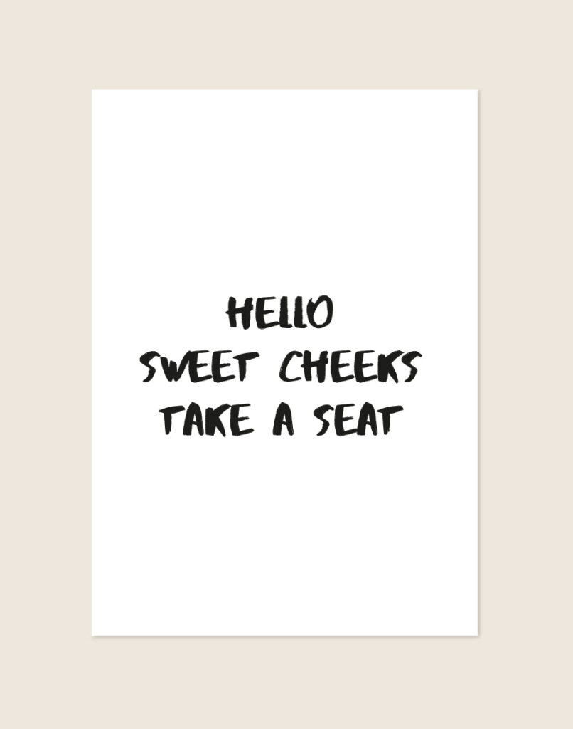 Humoristische WC Poster Sweet cheeks met de tekst Hello sweet cheeks take a seat in zwarte handgetekende letters op een helderwitte achtergrond, sfeervol opgehangen in een ruimte.