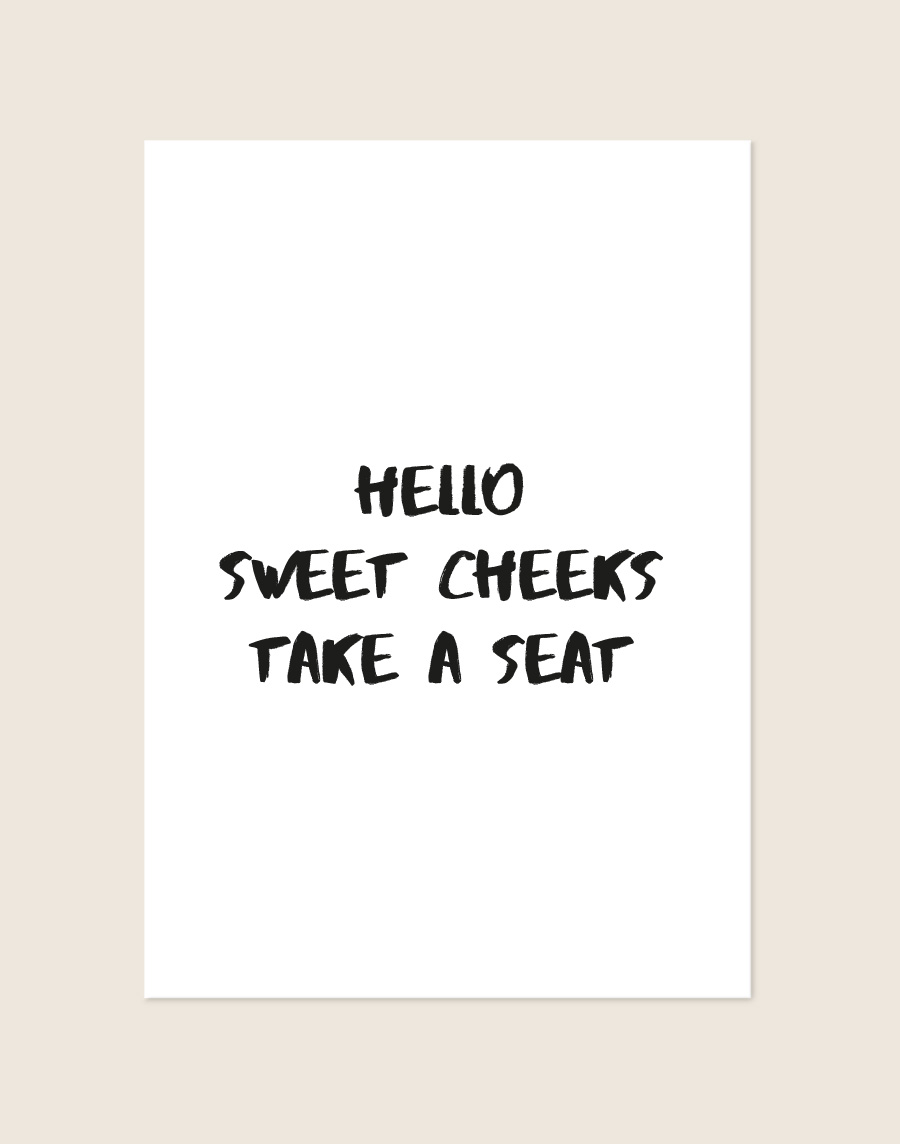 Humoristische WC Poster Sweet cheeks met de tekst Hello sweet cheeks take a seat in zwarte handgetekende letters op een helderwitte achtergrond, sfeervol opgehangen in een ruimte.