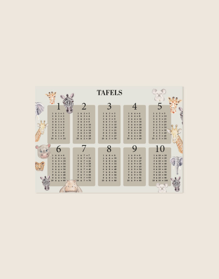 Een educatieve poster met de tafels van vermenigvuldiging van 1 tot en met 10. Bovenaan staat centraal het woord "TAFELS". De sommen zijn overzichtelijk gegroepeerd in twee rijen van vijf, geplaatst in beige vlakken met afgeronde hoeken op een zachtgroene achtergrond. Rondom de tabellen en aan de randen van de poster staan vrolijke, aquarelachtige illustraties van verschillende dieren, waaronder zebra's, giraffen, olifanten, nijlpaarden, een leeuw en koala's.