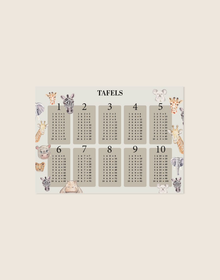 Een educatieve poster met de tafels van vermenigvuldiging van 1 tot en met 10. Bovenaan staat centraal het woord "TAFELS". De sommen zijn overzichtelijk gegroepeerd in twee rijen van vijf, geplaatst in beige vlakken met afgeronde hoeken op een zachtgroene achtergrond. Rondom de tabellen en aan de randen van de poster staan vrolijke, aquarelachtige illustraties van verschillende dieren, waaronder zebra's, giraffen, olifanten, nijlpaarden, een leeuw en koala's.