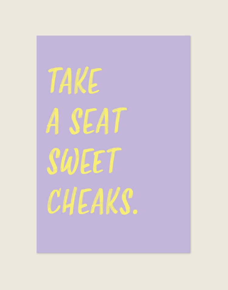 Zachtpaarse lila poster met lichtgele handgeschreven letters met de tekst TAKE A SEAT SWEET CHEAKS., sfeervol opgehangen aan een neutrale muur in een moderne toiletruimte.