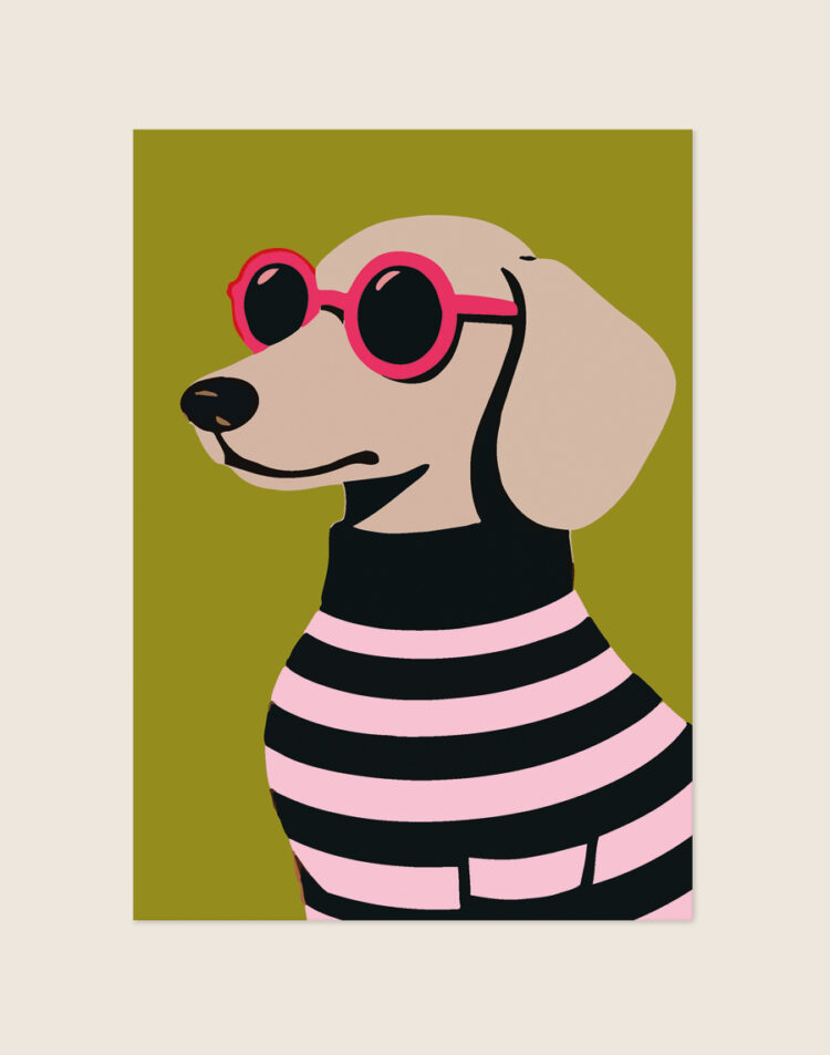 Een kleurrijke pop-art poster van een lichtbruine teckel met een fuchsia-roze ronde zonnebril en een roze-zwart gestreepte coltrui, afgebeeld tegen een olijfgroene achtergrond.