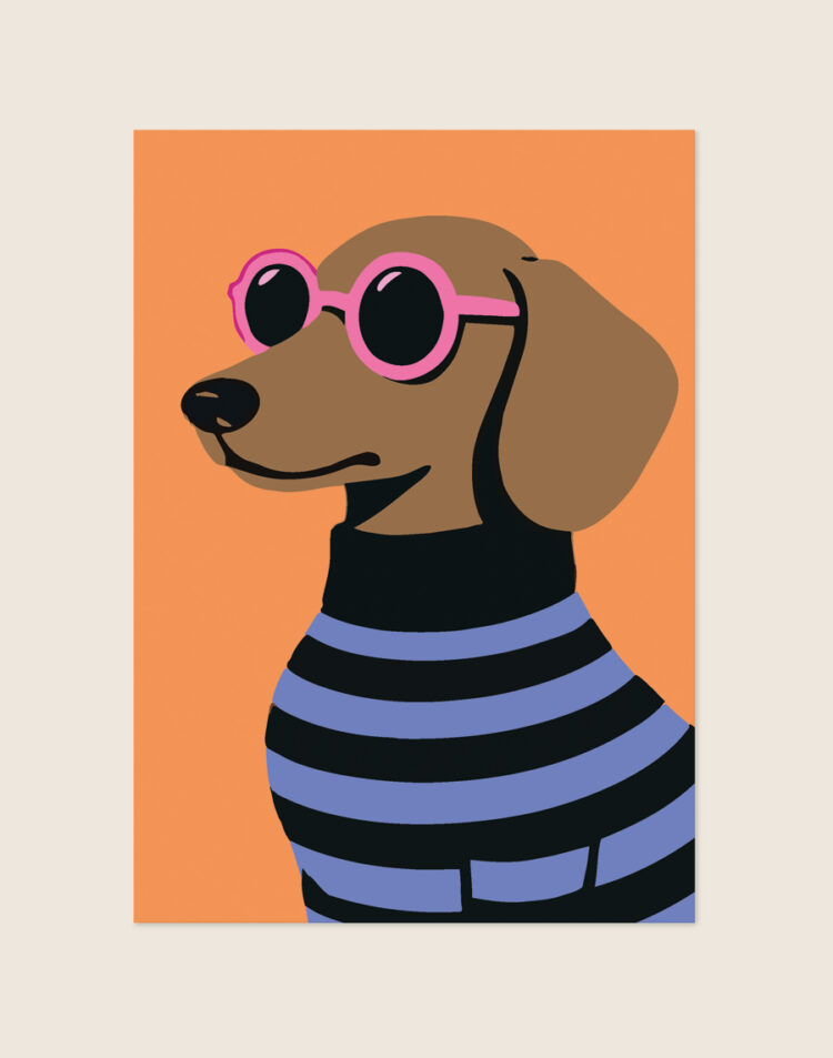 Een kleurrijke pop-art poster van een bruine teckel met een roze ronde zonnebril en een blauw-zwart gestreepte coltrui, afgebeeld tegen een heldere oranje achtergrond.