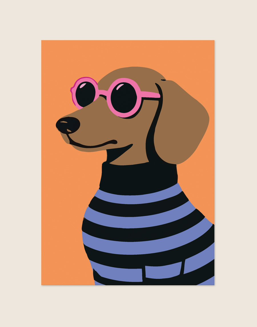 Een kleurrijke pop-art poster van een bruine teckel met een roze ronde zonnebril en een blauw-zwart gestreepte coltrui, afgebeeld tegen een heldere oranje achtergrond.