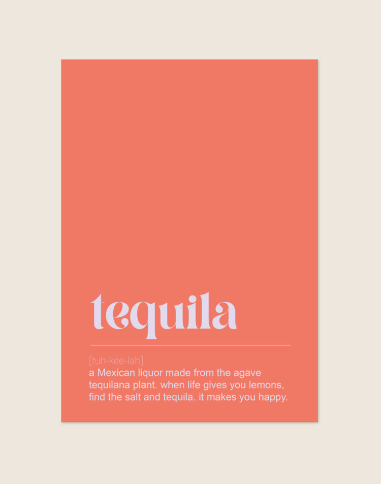 Stijlvolle typografische poster met het woord Tequila, sfeervol opgehangen aan de muur boven een barcart in een moderne woning.