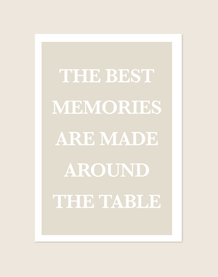 Stijlvolle typografische poster met de tekst The Best Memories, sfeervol opgehangen aan een neutrale muur in een moderne woonkamer.