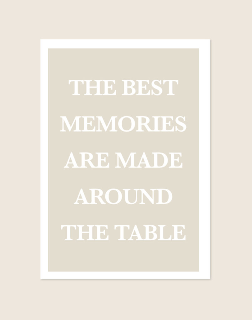 Stijlvolle typografische poster met de tekst The Best Memories, sfeervol opgehangen aan een neutrale muur in een moderne woonkamer.