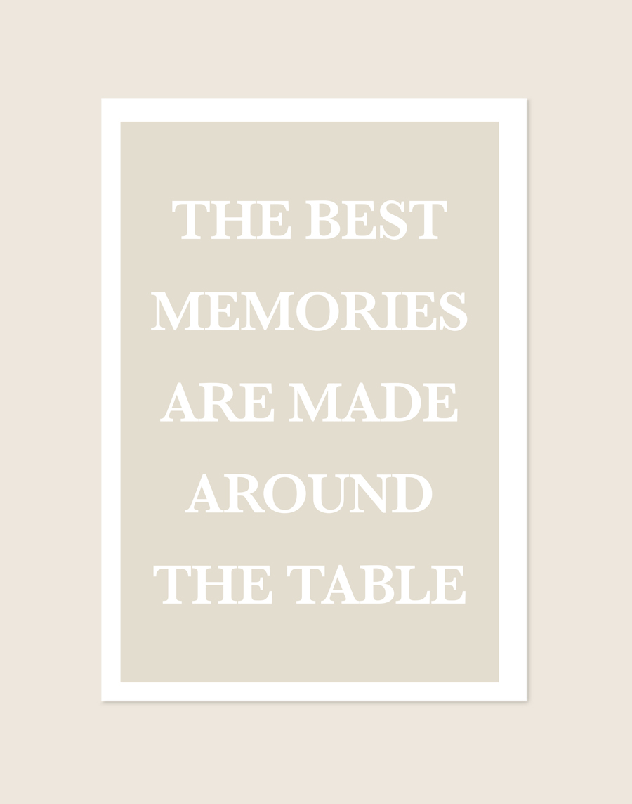 Stijlvolle typografische poster met de tekst The Best Memories, sfeervol opgehangen aan een neutrale muur in een moderne woonkamer.