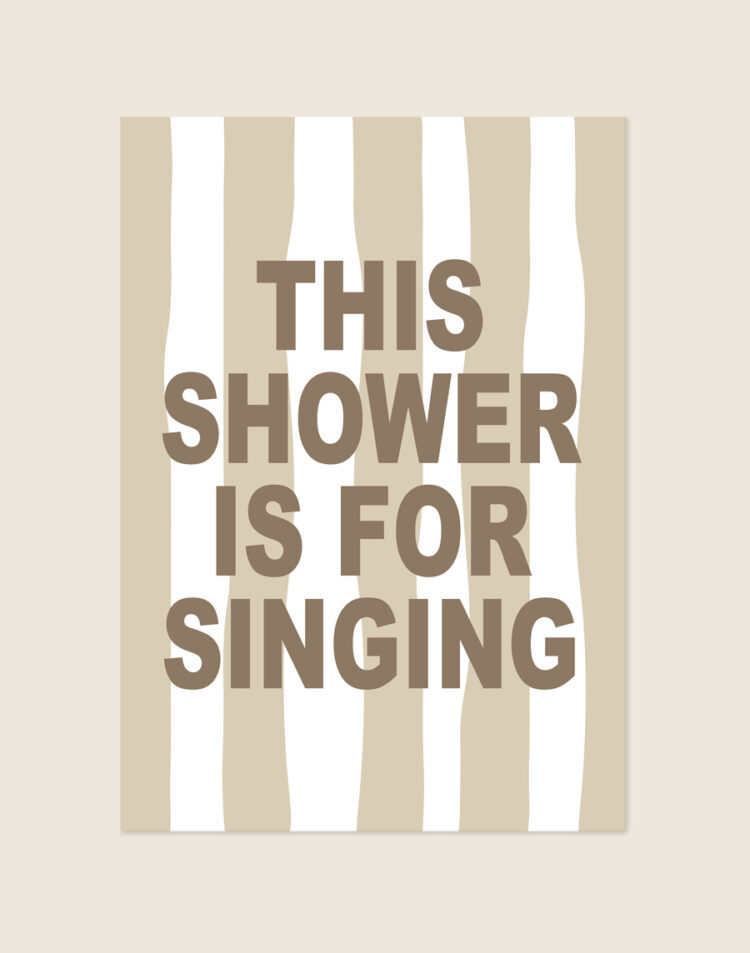 Stijlvolle typografische poster met beige-witte strepen en bruine tekst This shower is for singing, sfeervol opgehangen aan een neutrale muur in een moderne badkamer.