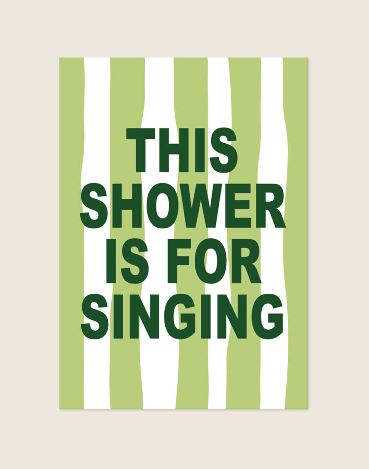 Stijlvolle groene typografische poster met de tekst This Shower, sfeervol opgehangen aan een neutrale muur in een moderne badkamer.