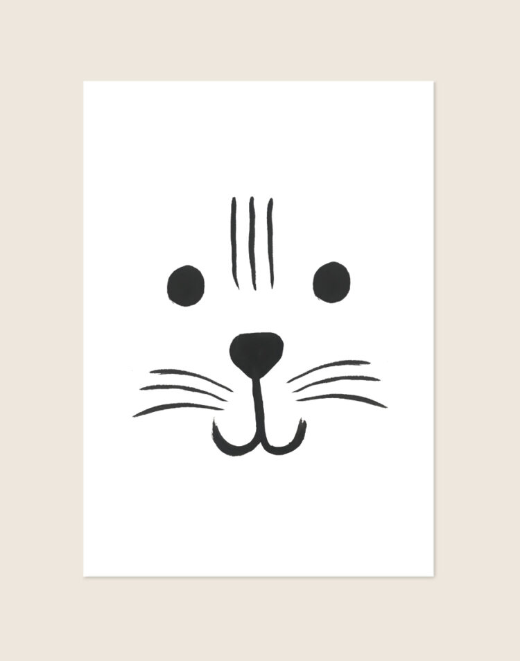 Minimalistische zwart-witte Poster Tijger met een handgetekend tijgergezichtje en streepjes op een helderwitte achtergrond, sfeervol opgehangen in een ruimte.