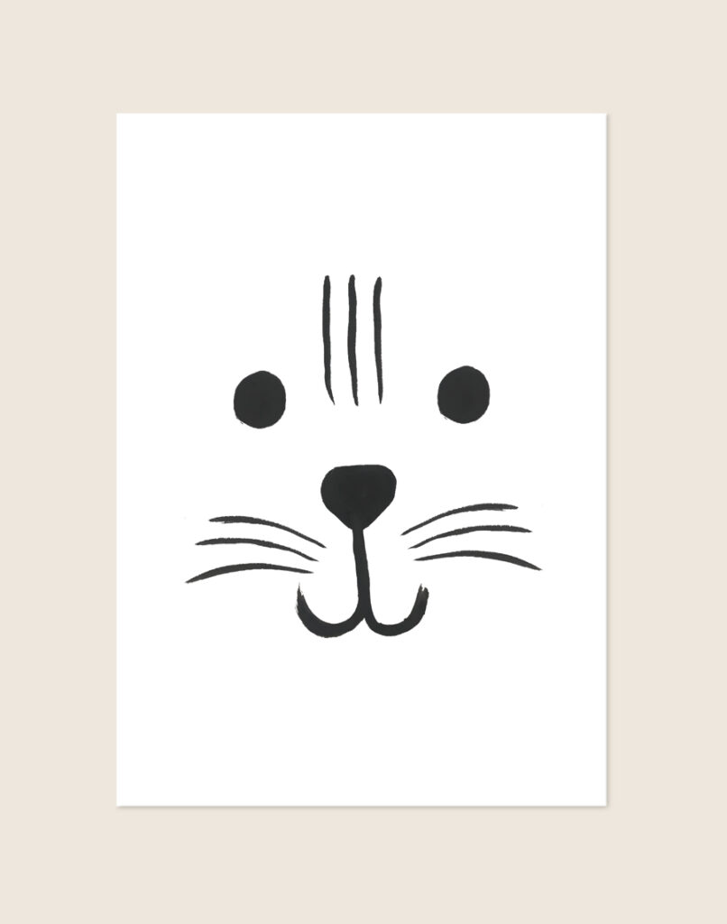 Minimalistische zwart-witte Poster Tijger met een handgetekend tijgergezichtje en streepjes op een helderwitte achtergrond, sfeervol opgehangen in een ruimte.