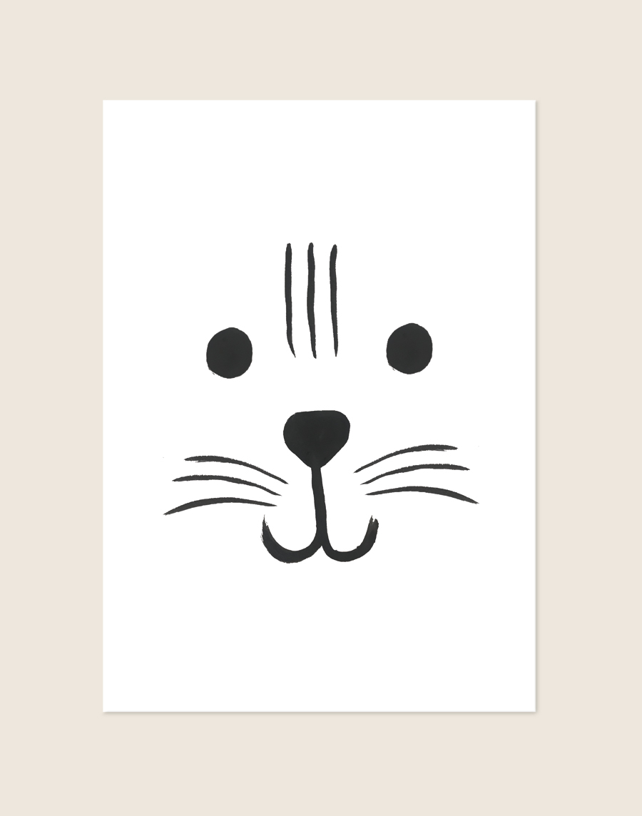 Minimalistische zwart-witte Poster Tijger met een handgetekend tijgergezichtje en streepjes op een helderwitte achtergrond, sfeervol opgehangen in een ruimte.