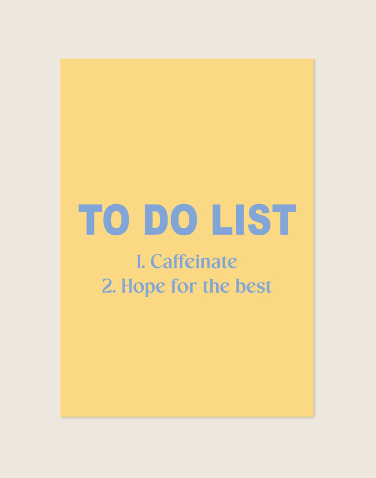 Vrolijke pastelgele Poster To do list met lichtblauwe letters en de tekst 1. Caffeinate 2. Hope for the best, sfeervol opgehangen in een thuiskantoor.