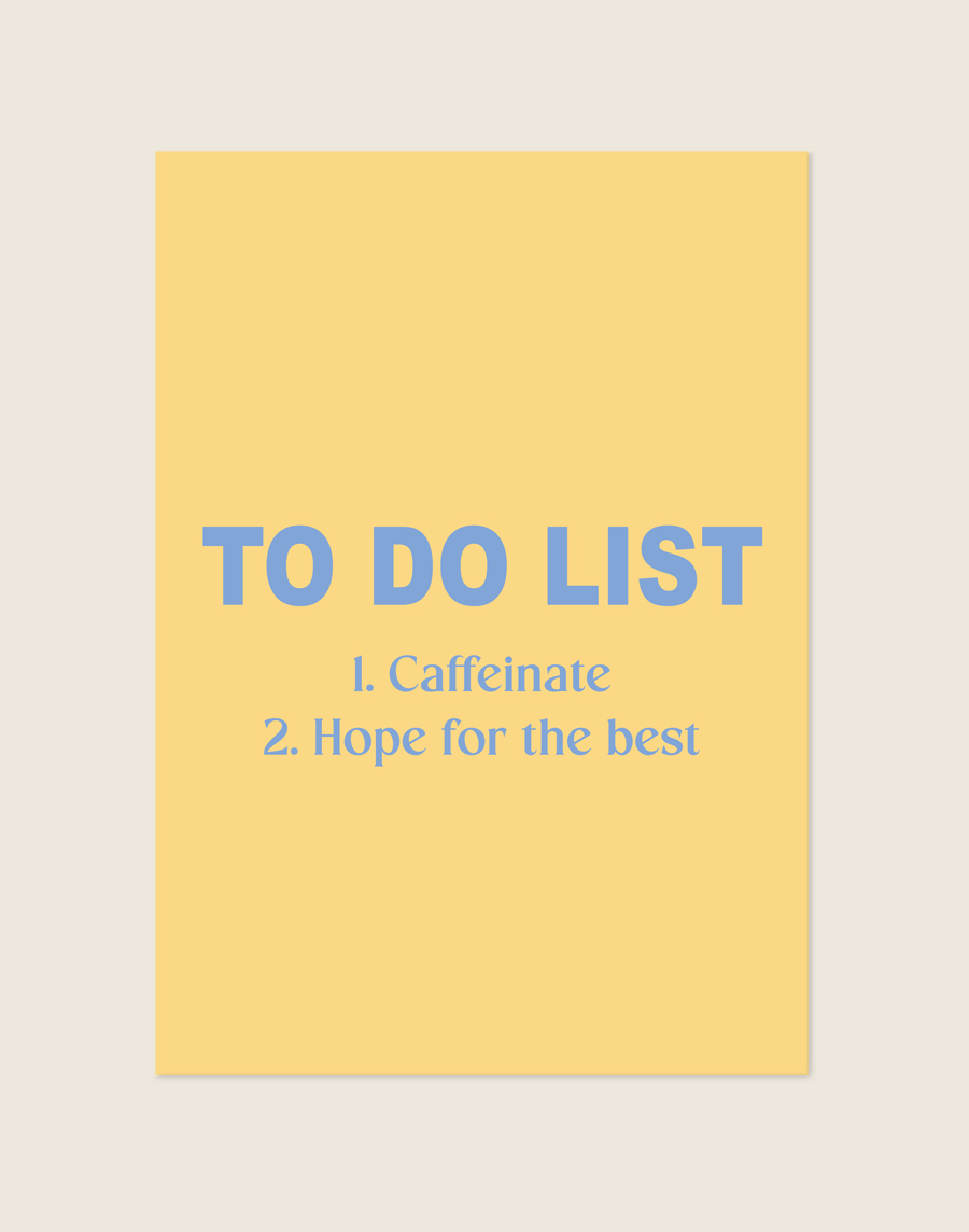 Vrolijke pastelgele Poster To do list met lichtblauwe letters en de tekst 1. Caffeinate 2. Hope for the best, sfeervol opgehangen in een thuiskantoor.