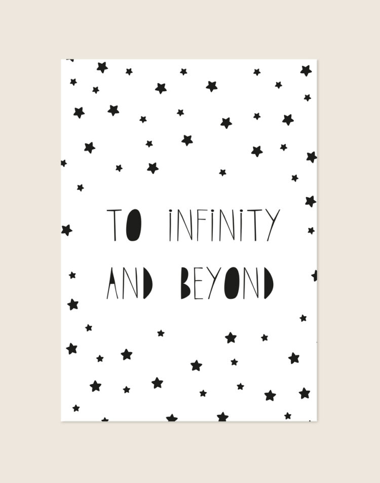 Minimalistische zwart-witte Poster To infinity met de tekst TO INFINITY AND BEYOND en zwarte sterretjes op een helderwitte achtergrond, sfeervol opgehangen in een kinderkamer.
