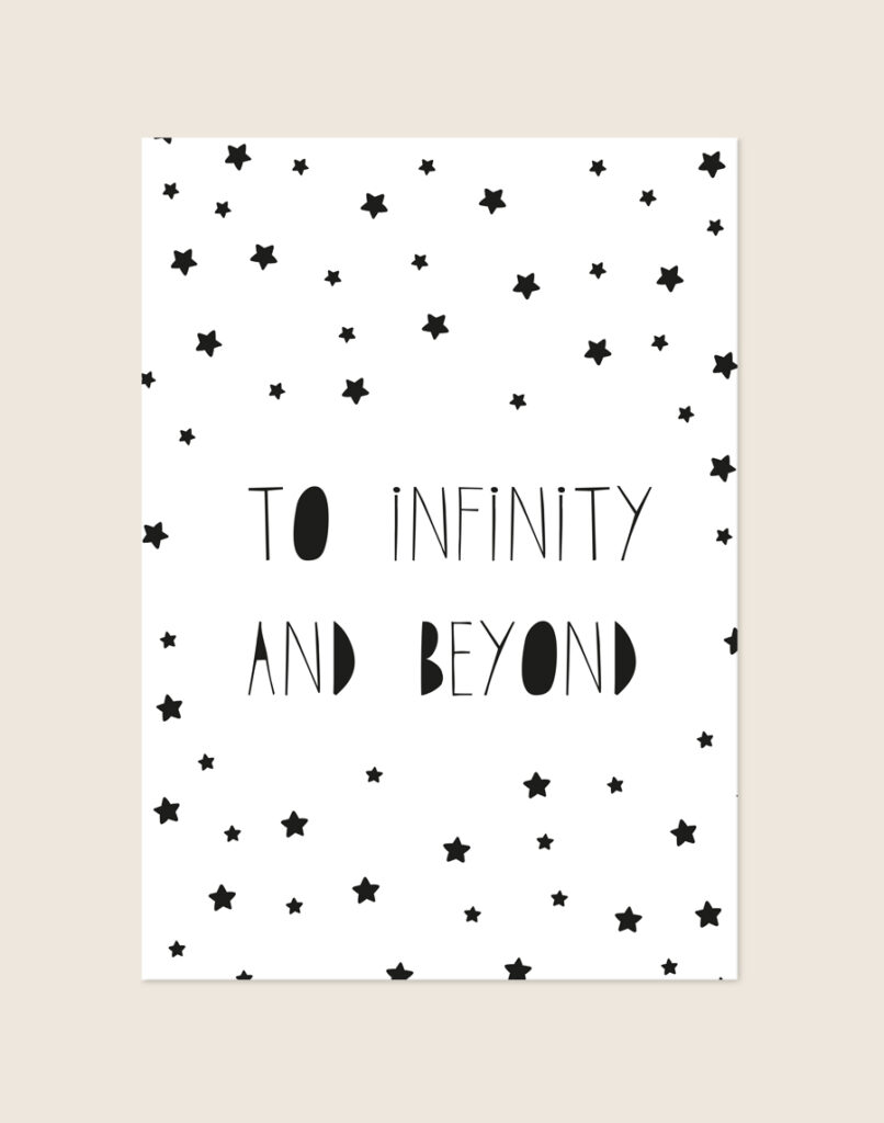 Minimalistische zwart-witte Poster To infinity met de tekst TO INFINITY AND BEYOND en zwarte sterretjes op een helderwitte achtergrond, sfeervol opgehangen in een kinderkamer.