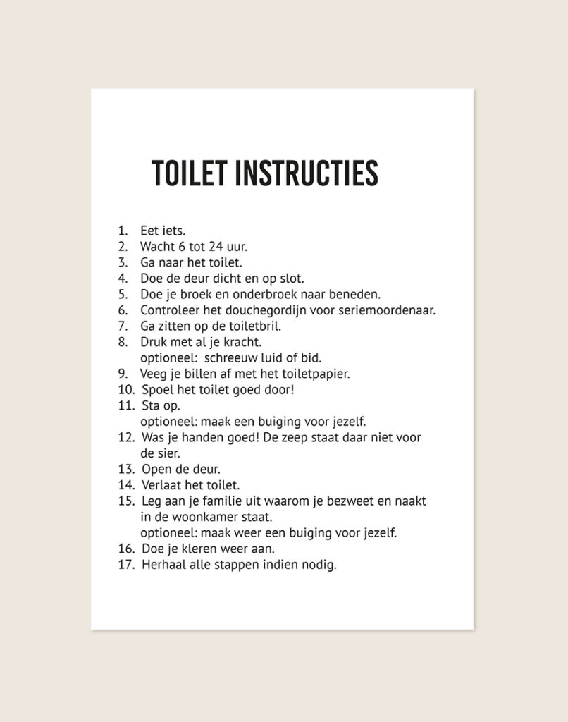 Humoristische WC Poster Toilet instructies met een grappig 17-stappenplan in zwarte typografie op een helderwitte achtergrond, sfeervol opgehangen in een ruimte.