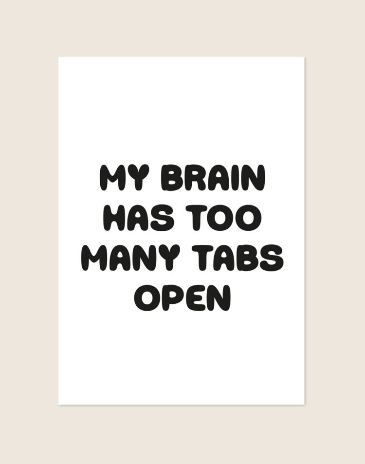 Minimalistische zwart-witte Poster Too many tabs open met speelse ronde zwarte letters en de tekst My brain has too many tabs open, sfeervol opgehangen in een werkkamer.