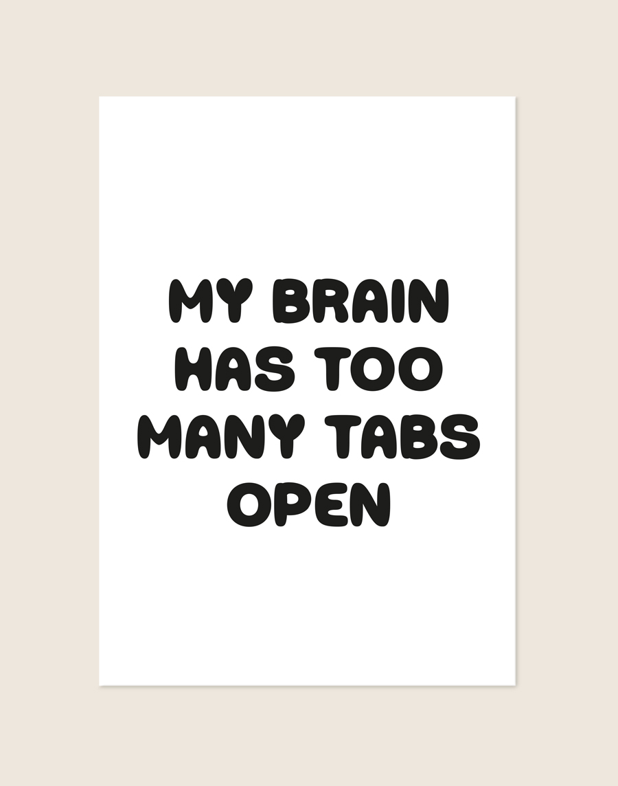 Minimalistische zwart-witte Poster Too many tabs open met speelse ronde zwarte letters en de tekst My brain has too many tabs open, sfeervol opgehangen in een werkkamer.