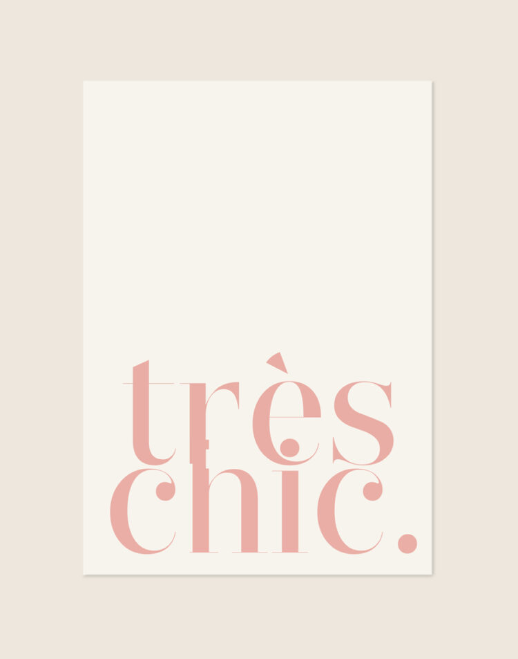 Minimalistische crèmekleurige poster met de oudroze Franse tekst 'très chic.' onderaan in een elegant schreeflettertype.