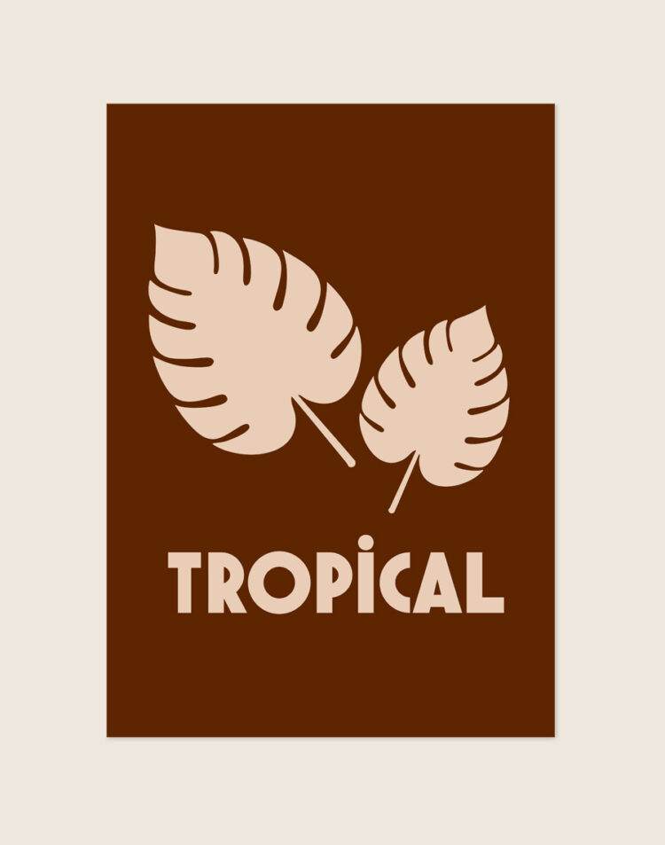 Grafische botanische poster met twee Monstera gatenplantbladeren en het woord TROPICAL in zandbeige op een diepe warmbruine achtergrond.