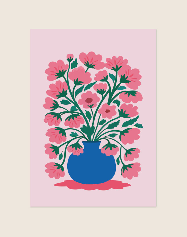 Kleurrijke grafische poster met een illustratie van een diepblauwe ronde vaas vol weelderige roze bloemen op een zachtroze achtergrond, sfeervol opgehangen in een licht interieur.