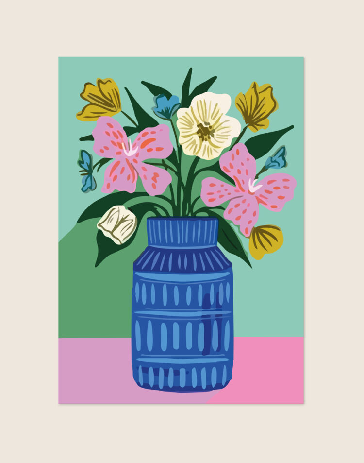 Kleurrijke poster met een illustratie van een boeket roze, gele en witte bloemen in een blauwe vaas tegen een roze en groene achtergrond, sfeervol opgehangen in een eclectisch interieur.
