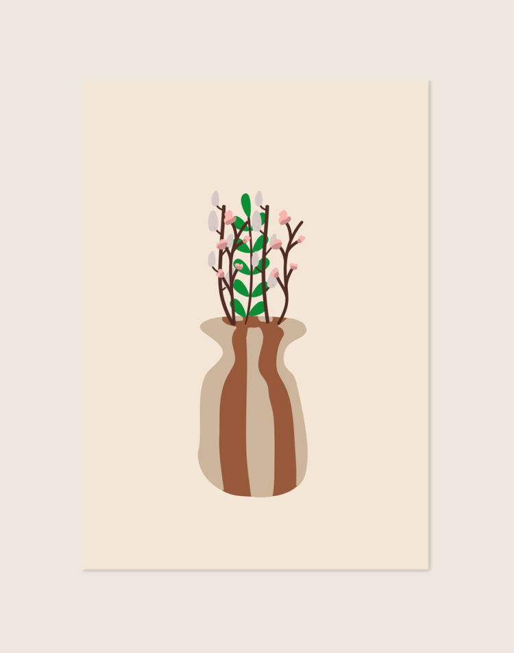 Botanische poster met een grafische illustratie van bruine takken met zachtroze knoppen en een groene bladtak, geplaatst in een golvende vaas met beige en donkerbruine strepen tegen een lichte, warme achtergrond.