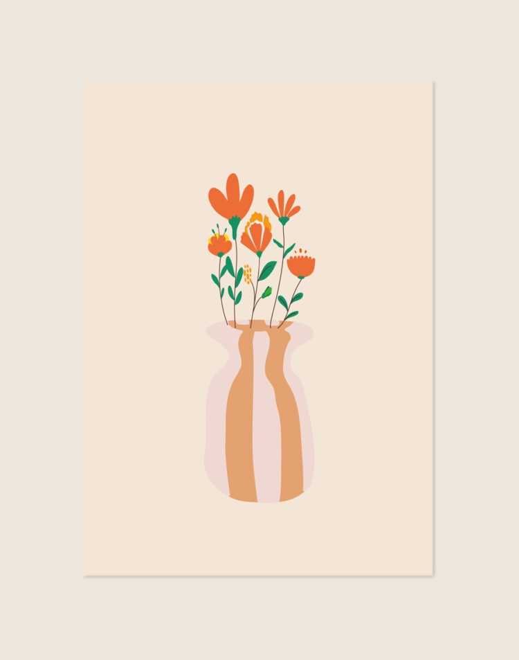 Botanische poster met een grafische illustratie van een roodoranje bloemenboeket met groene accenten, geplaatst in een golvende vaas met terracotta en zachtroze strepen tegen een warme beige achtergrond.