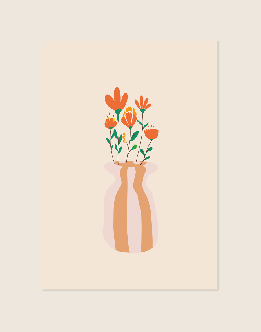 Botanische poster met een grafische illustratie van een roodoranje bloemenboeket met groene accenten, geplaatst in een golvende vaas met terracotta en zachtroze strepen tegen een warme beige achtergrond.