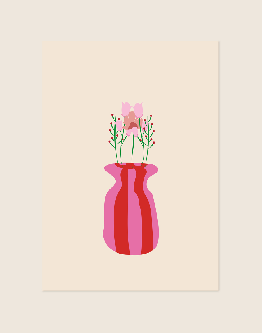 Botanische poster met een grafische illustratie van zachtroze bloemen en groen-rode takjes, geplaatst in een golvende vaas met roze en rode strepen tegen een lichte, warme achtergrond.