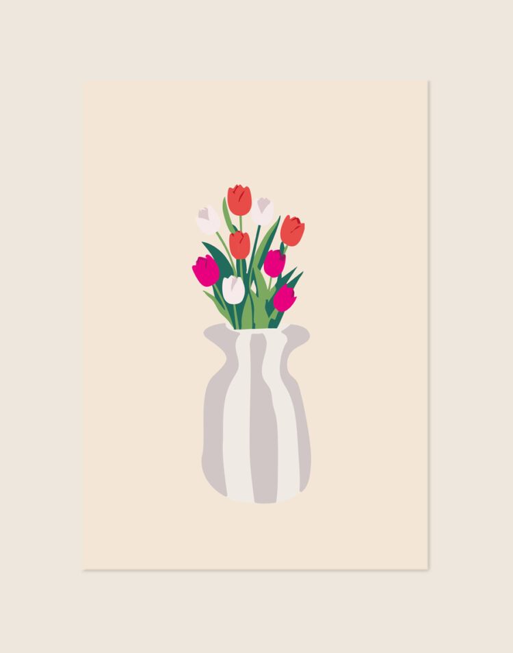 Botanische poster met een grafische illustratie van een boeket rode, roze en witte tulpen, geplaatst in een golvende vaas met lichtgrijze en witte strepen tegen een beige achtergrond.
