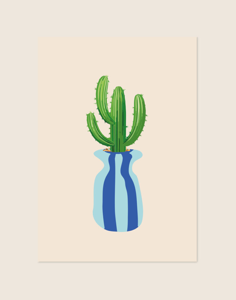 Botanische poster met een grafische illustratie van een groene cactus, geplaatst in een golvende vaas met lichtblauwe en donkerblauwe strepen tegen een warme beige achtergrond.