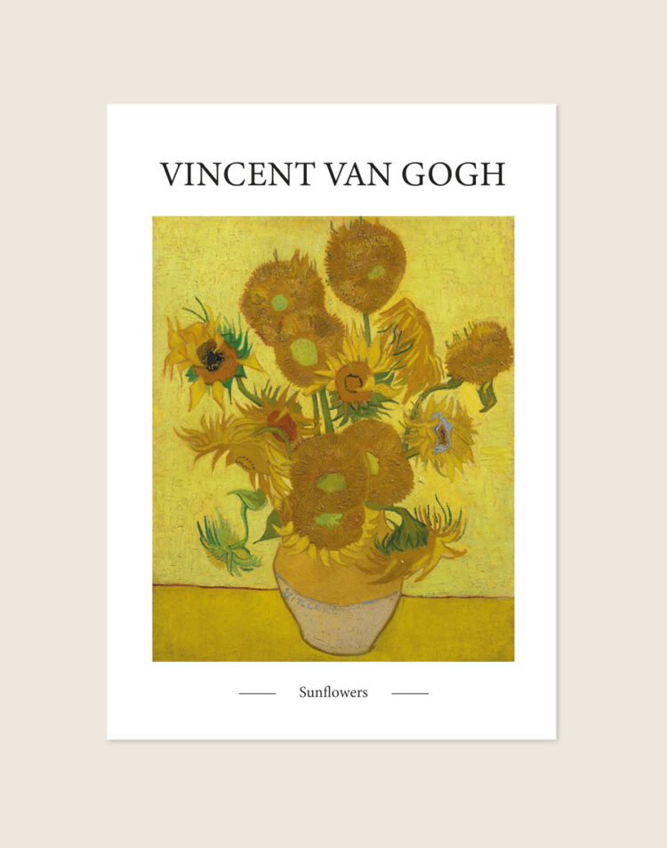 Klassieke poster van het schilderij Zonnebloemen van Vincent van Gogh in warme geeltinten, sfeervol opgehangen in een woonkamer.