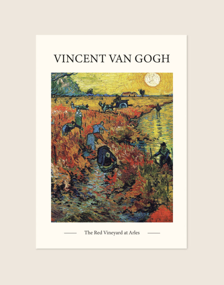 Klassieke poster van het schilderij The Red Vineyard van Vincent van Gogh met een rode wijngaard onder een warme avondzon, sfeervol opgehangen in een woonkamer.