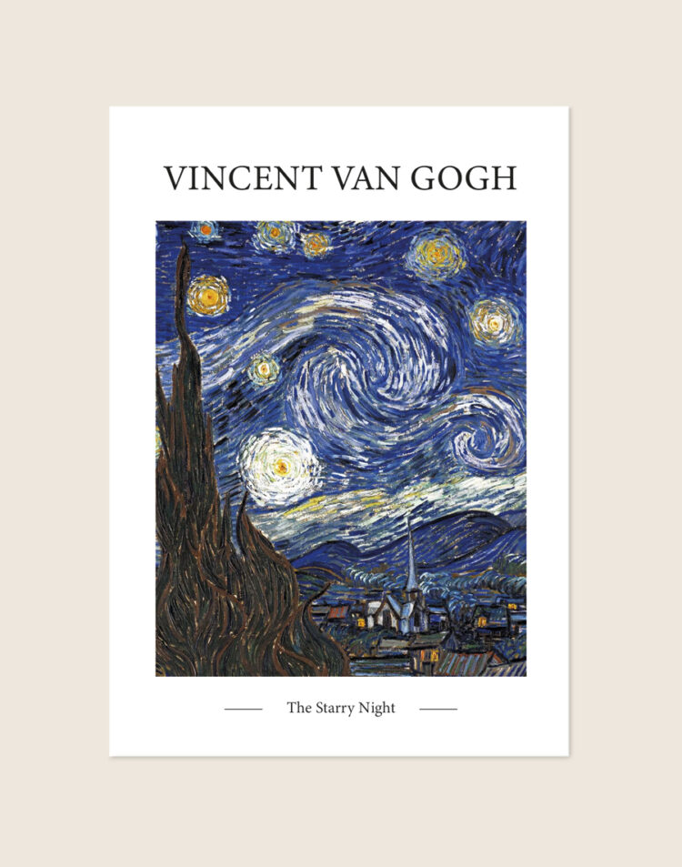 Klassieke poster van het wereldberoemde schilderij The Starry Night van Vincent van Gogh met een wervelende nachtlucht, sfeervol opgehangen in een woonkamer.