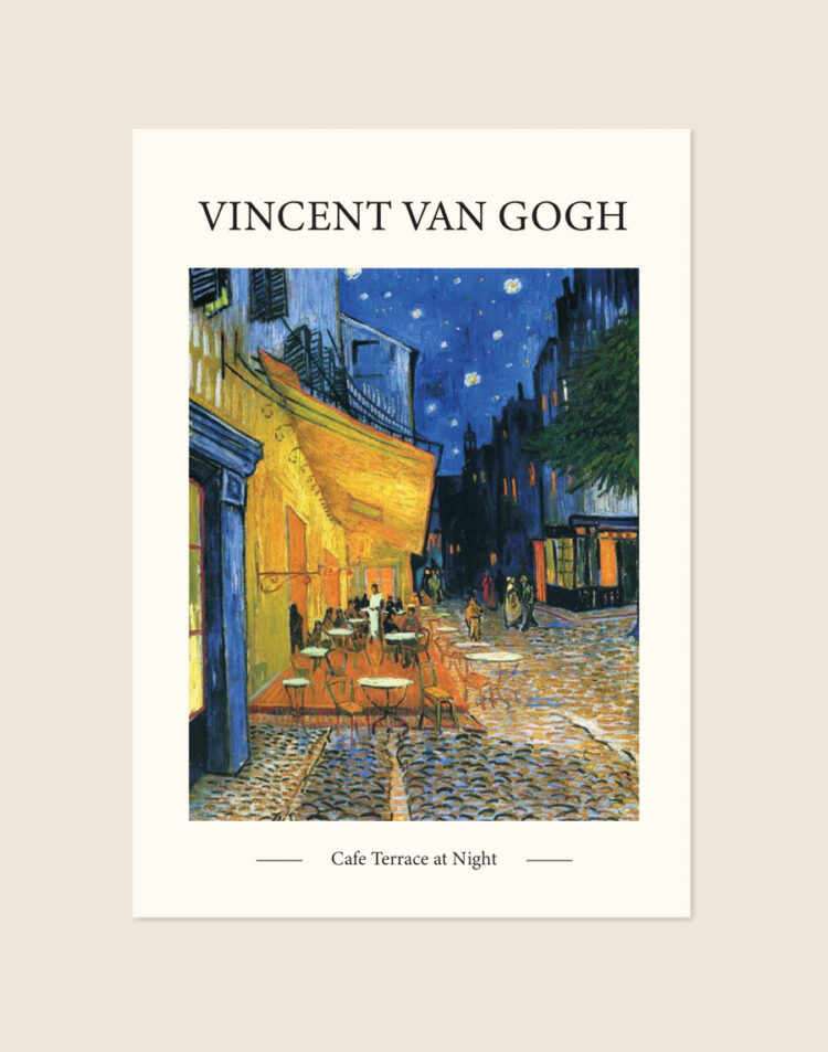 Klassieke poster van het schilderij Cafe Terrace at Night van Vincent van Gogh met een verlicht terras onder een sterrenhemel, sfeervol opgehangen in een woonkamer.