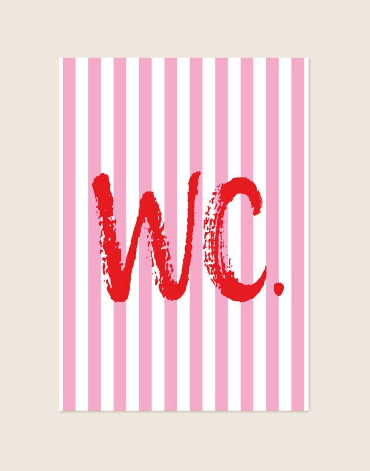 Sfeervolle roze gestreepte WC poster met rode brush-letters en de tekst WC., sfeervol opgehangen in een toiletruimte.