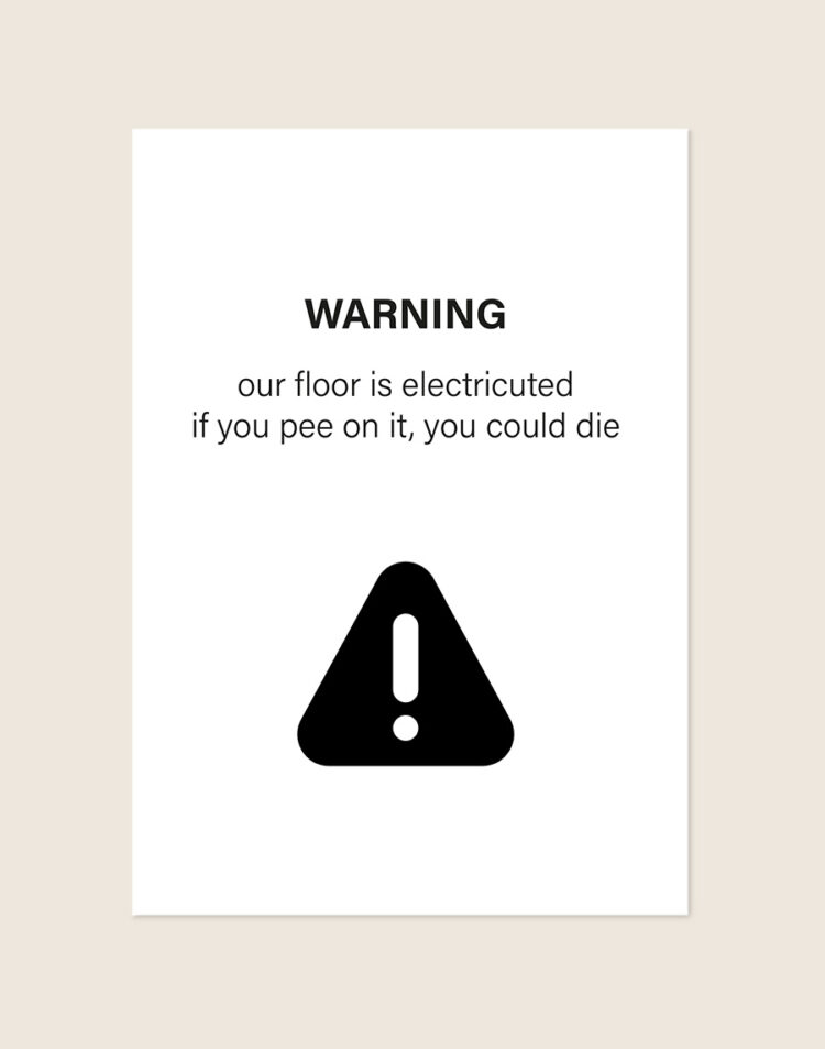 Humoristische WC Poster Warning met de Engelse tekst "our floor is electricuted" en een zwart waarschuwingspictogram op een helderwitte achtergrond, sfeervol opgehangen in een ruimte.