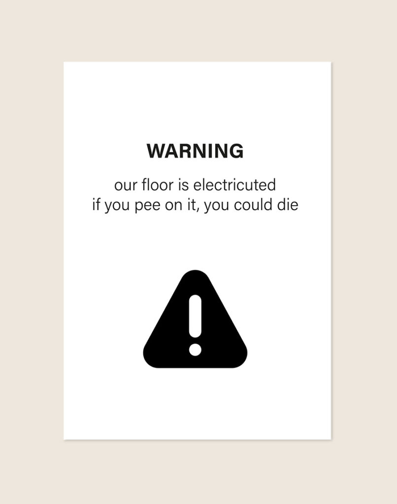Humoristische WC Poster Warning met de Engelse tekst "our floor is electricuted" en een zwart waarschuwingspictogram op een helderwitte achtergrond, sfeervol opgehangen in een ruimte.
