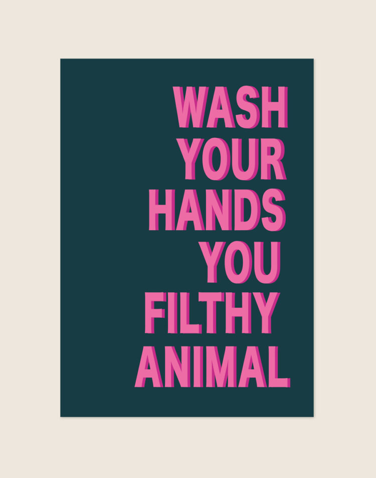 Diep petrolgroene poster met opvallende roze 3D-blokletters met de tekst WASH YOUR HANDS YOU FILTHY ANIMAL, sfeervol opgehangen aan een neutrale muur in een moderne toiletruimte.